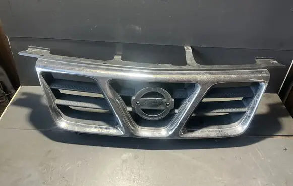 Nissan X-Trail T30 Front bumper upper radiator grill 623108H700