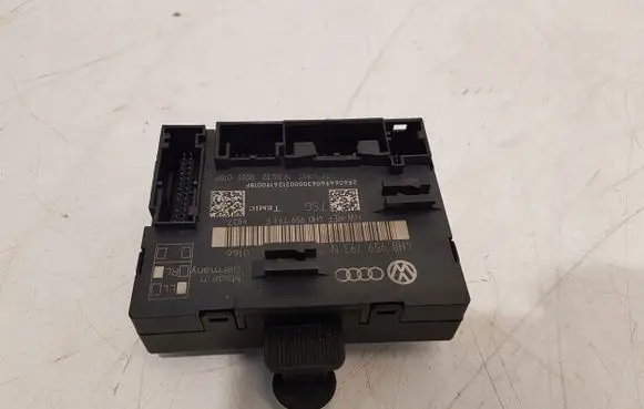 Volkswagen Touareg II Door control unit/module