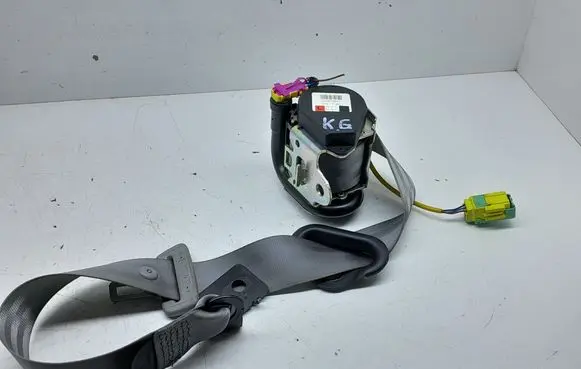 Rear seatbelt