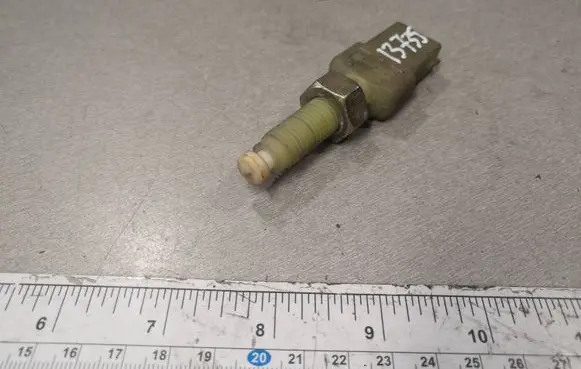 Volkswagen PASSAT B5 Brake pedal sensor switch 443945515