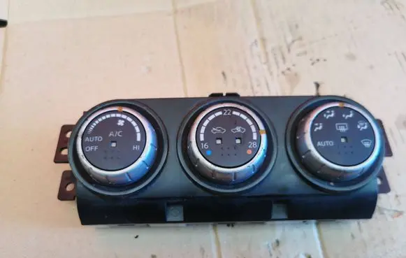 Nissan X-Trail T31 Air conditioner control unit module 27300J874A