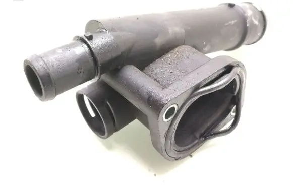 Volkswagen PASSAT B6 Engine coolant pipe/hose 038121132G
