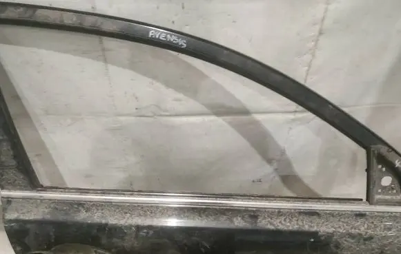 Toyota Avensis T250 Front door glass trim molding