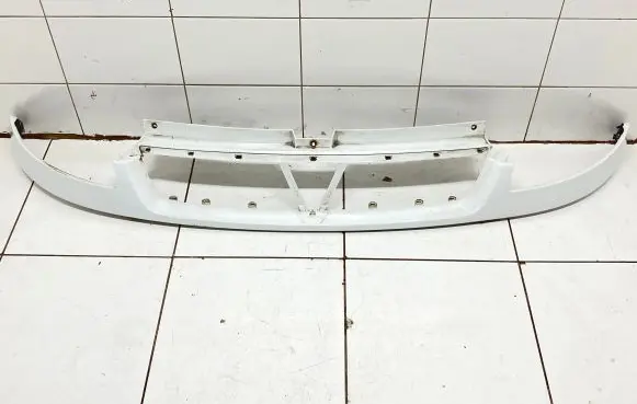 Opel Vivaro Front bumper upper radiator grill 8200044885 525719854 91166761