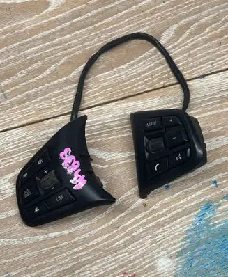 Steering wheel buttons/switches