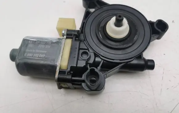 Volkswagen T-Roc Front door window regulator motor 5Q0959801 0130822715