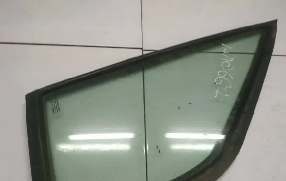 Renault Master II Front door vent window glass four-door as2