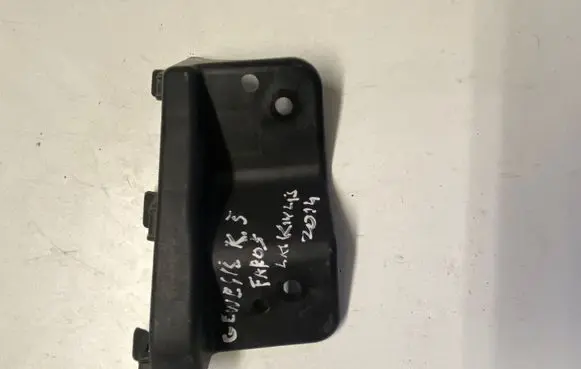 Hyundai Genesis Front bumper mounting bracket 865832M300