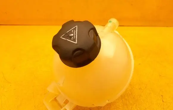 Citroen C5 X Coolant expansion tank/reservoir 9827175780