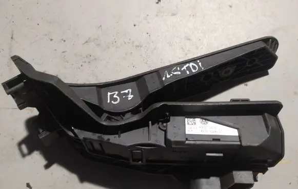 Volkswagen PASSAT B7 Accelerator throttle pedal 1K2721503AJ