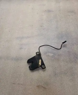 Audi A8 S8 D2 4D Tailgate/trunk/boot lock/catch/latch 827505