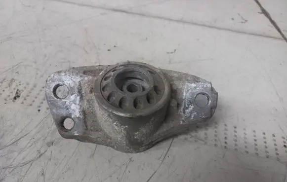 Skoda Octavia Mk2 (1Z) Front shock absorber mounting bracket 3C0513353