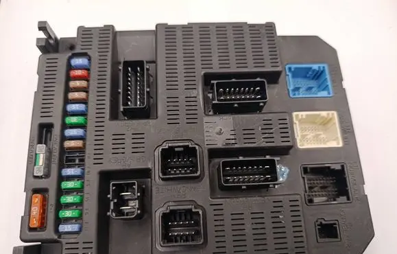 Peugeot 207 Fuse module 9659285580