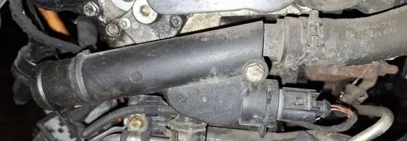 Volkswagen Golf V Engine coolant pipe/hose 038121132d