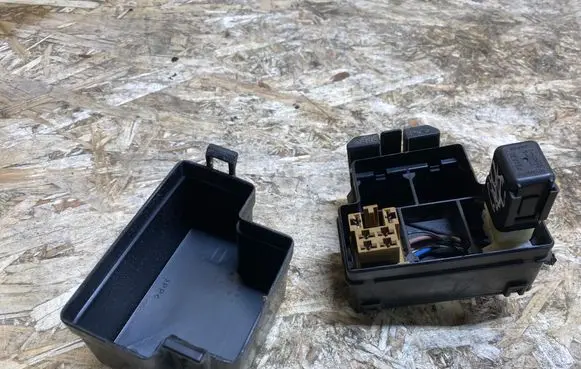 Infiniti G37 Relay mounting block 