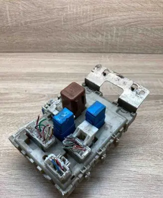 Nissan Almera Tino Fuse module 243504U100 0324001