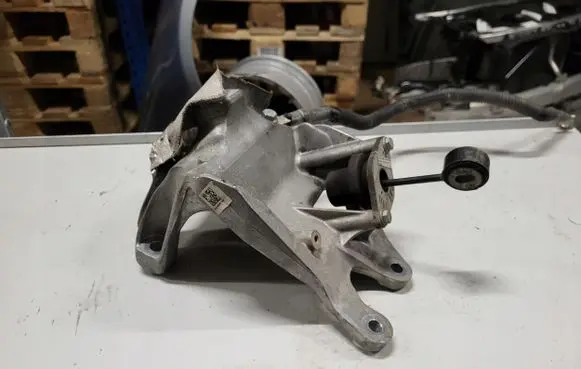 Audi Q7 4M Engine mounting bracket 4M0199308AF
