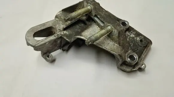 Ford Focus Engine mounting bracket