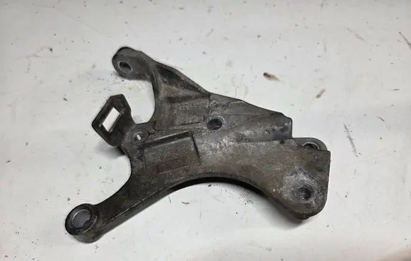 Engine mounting bracket