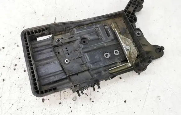 Volkswagen Touran III Battery tray 5QF915325B