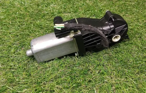 Mercedes-Benz CLS C219 Seat adjustment motor 820648084 0390203213