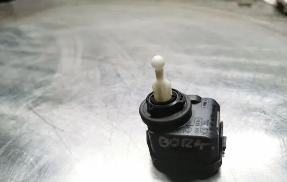 Headlight level adjustment motor