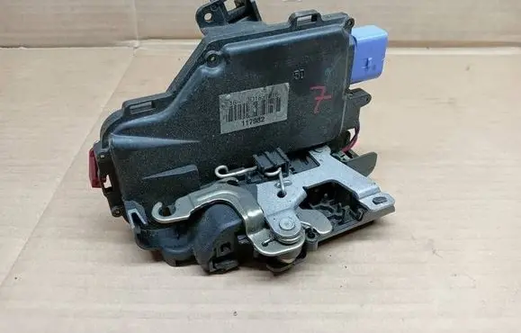 Volkswagen Golf Plus Front door lock 3D1837016
