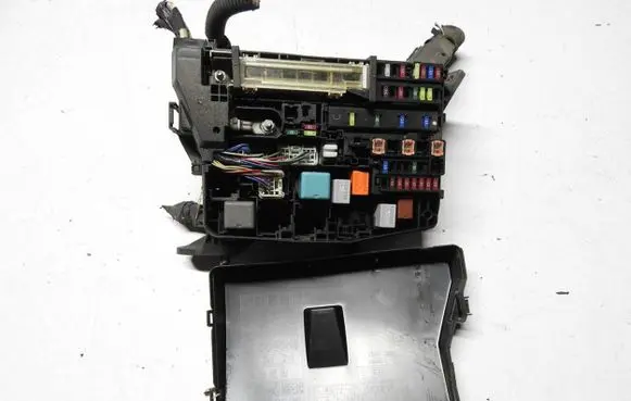 Toyota Verso Fuse box set 82111-0F750 82662-05150 75E100126005805