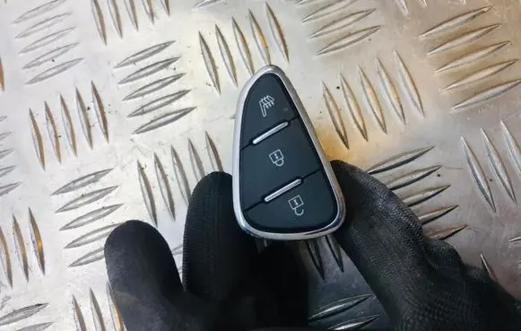Steering wheel buttons/switches