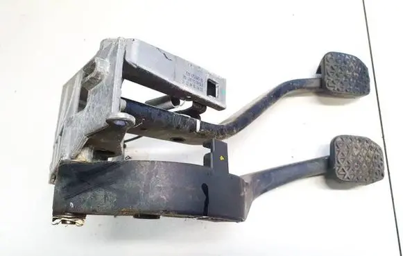 BMW 1 E81 E87 Clutch pedal 678711 35006571665-05