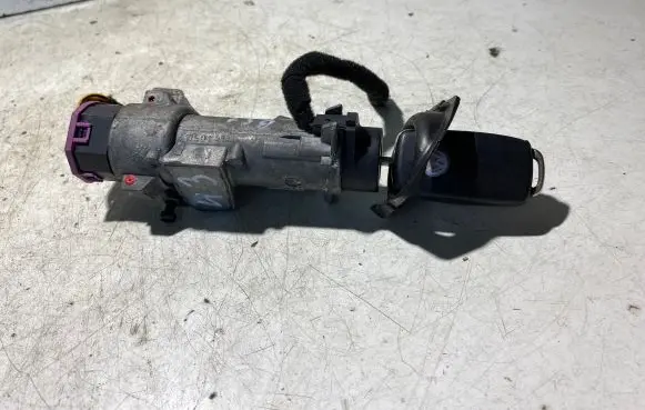 Volkswagen PASSAT B5.5 Ignition lock 4B0905851A