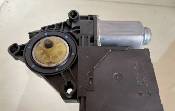 Volkswagen Touran II Front door window regulator motor 5K0959792 1T0959702R 05075732