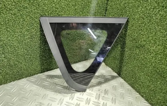 Rear side window