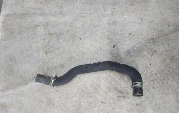 Coolant pipe/hose