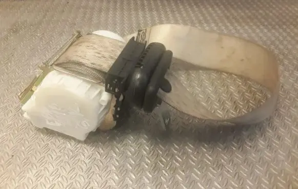 BMW 6 E63 E64 Rear seatbelt 7111369
