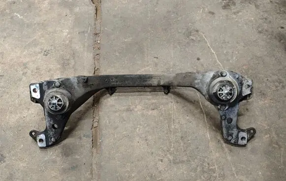 Volkswagen Touareg II Engine mounting bracket 7L0199207A 7L0199207 7P6199131C
