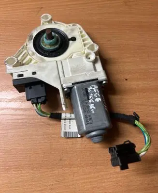 Audi A6 S6 C6 4F Front door window regulator motor 4F0959801D 1101997009201