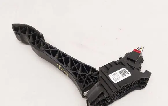Volkswagen Tiguan Accelerator throttle pedal 5Q1723503J 6PV010621