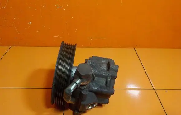 Alfa Romeo Giulietta Power steering pump 00518523200