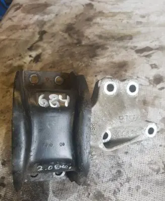 Engine mount vacuum valve