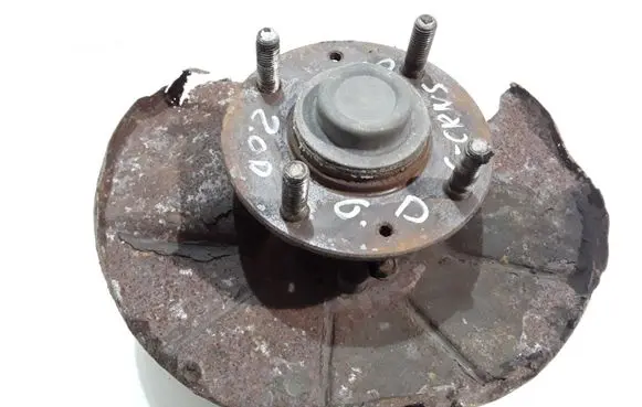 KIA Carens I Rear wheel hub