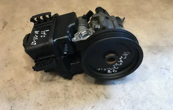 Mercedes-Benz E W212 Power steering pump A0064664701