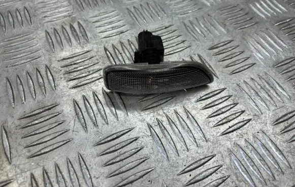 Volvo V70 Front fender indicator light 8658944