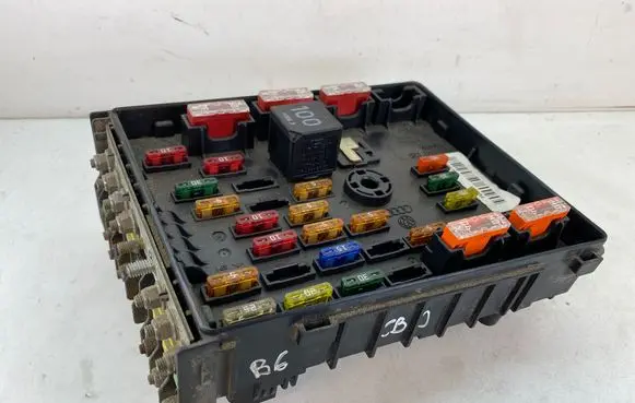Volkswagen PASSAT B6 Fuse module 3C0937125 63592777