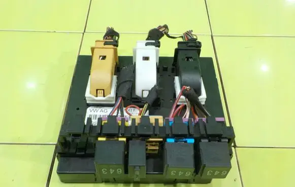 Audi A3 S3 8P Central body control module 8P0907063F