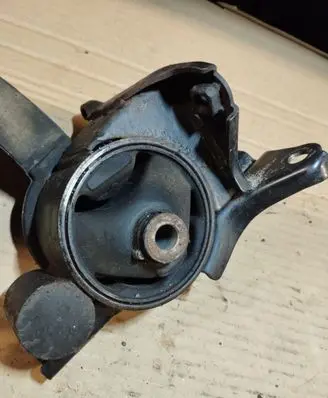 Hyundai Coupe Engine mount bracket