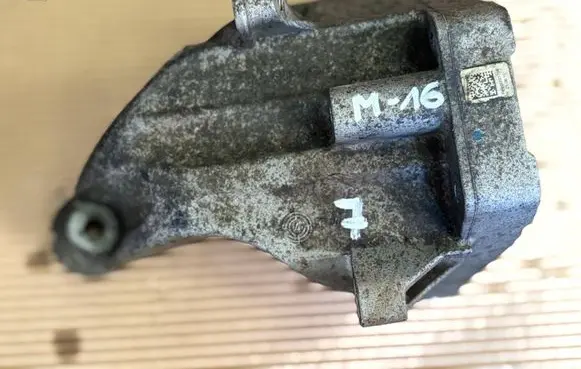 Engine mounting bracket
