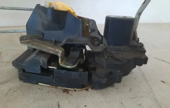 KIA Carens I Rear door lock