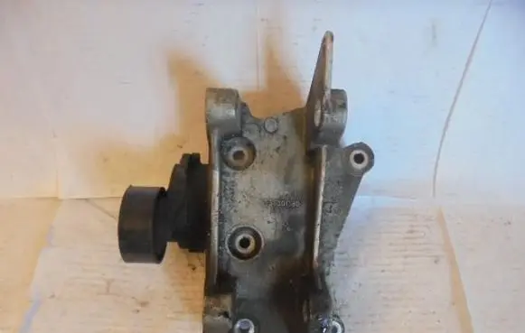 Engine mount vacuum valve