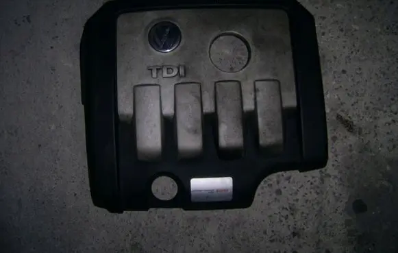 Volkswagen Golf V Engine cover (trim)